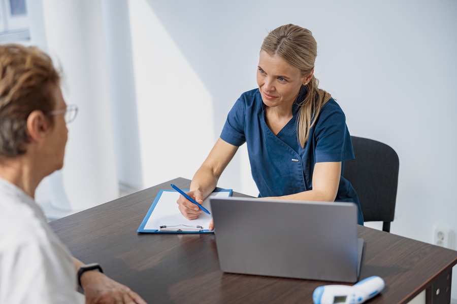 patient-asking-therapist-what-is-an-ai-scribe